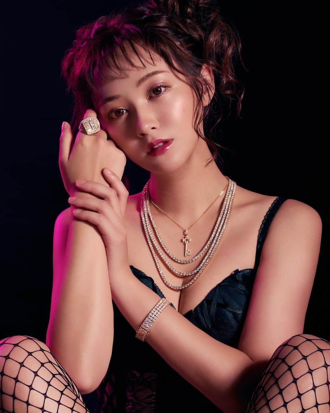 のインスタグラム：「@vyzovofficial の、素敵なジュエリーを身に付けさせて頂きました✨ フルオーダー、アフターダイヤもやっていて、有名アパレルブランドともコラボしてるブランドなので身に付けさせて頂いて嬉しかった❗️ レディースもつけられるようなチャームもチェーンもあります！ HPは今リニューアル中だからオーダーなどはDMかメールにて🥰  私自身、ジュエリーは好きなのですが先月くらいから更に興味を持って色んなジュエリーを沢山知ろうってモチベです🥺💄」