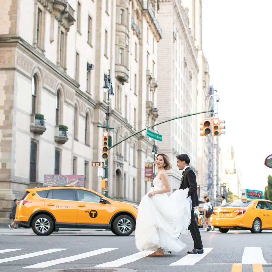 ラヴィ•ファクトリーさんのインスタグラム写真 - (ラヴィ•ファクトリーInstagram)「【写真で叶える結婚式】 . 映画にも使われるスポットを厳選し おふたりが主役のラブストーリーを撮影*  エネルギーに満ちたニューヨークの街で フォト撮影を超えた体験をあなたに。 —————— ラヴィファクトリーニューヨーク: @ny_laviephotography  AREA:USA,NEW YORK —————— @laviefactoryをフォローして #laviefactory #ラヴィファクトリー のハッシュタグをつけて お写真を投稿してみてくださいね✳︎ . こちらの公式IG（@laviefactory） で取り上げさせていただきます✨ #wedding#weddingphotography #ラヴィファクトリー #laviefactory #photo #生きる写真 #ハートのある写真 #instawedding #結婚写真 #ウェディング #ウェディングフォト #撮影指示書 #ロケーションフォト #前撮り #プレ花嫁 #結婚準備 #写真好きな人と繋がりたい #フォトウェディング #卒花 #前撮り #後撮り #ウェディングニュース #プラコレ #メリーゴーランド #ハネムーン #海外ウェディング #ニューヨーク前撮り  #おしゃれ花嫁 #newyork」11月21日 17時04分 - laviefactory