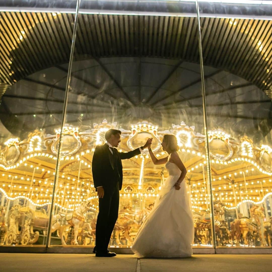ラヴィ•ファクトリーさんのインスタグラム写真 - (ラヴィ•ファクトリーInstagram)「【写真で叶える結婚式】 . 映画にも使われるスポットを厳選し おふたりが主役のラブストーリーを撮影*  エネルギーに満ちたニューヨークの街で フォト撮影を超えた体験をあなたに。 —————— ラヴィファクトリーニューヨーク: @ny_laviephotography  AREA:USA,NEW YORK —————— @laviefactoryをフォローして #laviefactory #ラヴィファクトリー のハッシュタグをつけて お写真を投稿してみてくださいね✳︎ . こちらの公式IG（@laviefactory） で取り上げさせていただきます✨ #wedding#weddingphotography #ラヴィファクトリー #laviefactory #photo #生きる写真 #ハートのある写真 #instawedding #結婚写真 #ウェディング #ウェディングフォト #撮影指示書 #ロケーションフォト #前撮り #プレ花嫁 #結婚準備 #写真好きな人と繋がりたい #フォトウェディング #卒花 #前撮り #後撮り #ウェディングニュース #プラコレ #メリーゴーランド #ハネムーン #海外ウェディング #ニューヨーク前撮り  #おしゃれ花嫁 #newyork」11月21日 17時04分 - laviefactory