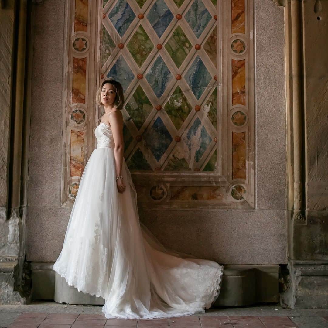 ラヴィ•ファクトリーさんのインスタグラム写真 - (ラヴィ•ファクトリーInstagram)「【写真で叶える結婚式】 . 映画にも使われるスポットを厳選し おふたりが主役のラブストーリーを撮影*  エネルギーに満ちたニューヨークの街で フォト撮影を超えた体験をあなたに。 —————— ラヴィファクトリーニューヨーク: @ny_laviephotography  AREA:USA,NEW YORK —————— @laviefactoryをフォローして #laviefactory #ラヴィファクトリー のハッシュタグをつけて お写真を投稿してみてくださいね✳︎ . こちらの公式IG（@laviefactory） で取り上げさせていただきます✨ #wedding#weddingphotography #ラヴィファクトリー #laviefactory #photo #生きる写真 #ハートのある写真 #instawedding #結婚写真 #ウェディング #ウェディングフォト #撮影指示書 #ロケーションフォト #前撮り #プレ花嫁 #結婚準備 #写真好きな人と繋がりたい #フォトウェディング #卒花 #前撮り #後撮り #ウェディングニュース #プラコレ #メリーゴーランド #ハネムーン #海外ウェディング #ニューヨーク前撮り  #おしゃれ花嫁 #newyork」11月21日 17時04分 - laviefactory