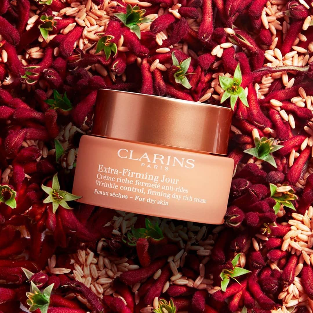 Clarins Italiaさんのインスタグラム写真 - (Clarins ItaliaInstagram)「40 anni e una pelle bellissima? Certamente con #Clarins!⁣ .⁣ .⁣ .⁣ .⁣ .⁣ .⁣ .⁣ Extra-Firming è il trattamento giorno antietà ideale per una pelle visibilmente più tonica e rivitalizzata. Assicura un effetto levigante immediato. Giorno dopo giorno, il capitale di giovinezza della pelle è rafforzato, le rughe sono visibilmente ridotte, l'ovale del viso appare rimodellato, i tratti sembrano nuovamente giovani. Il colorito è più uniforme, la pelle risplende di bellezza.⁣ ⁣ E adesso non perdere l'opportunità di acquistare i tuoi preferiti con il Black Friday Clarins! Comincia subito il tuo shopping, scopri il link in bio.⁣ ⁣ #Nature #SkinCare #BlackFriday」11月21日 17時04分 - clarinsitalia