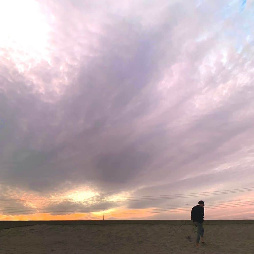 仲田克也さんのインスタグラム写真 - (仲田克也Instagram)「俺ってちっぽけだなぁって思った。 でもちっぽけなりに出来ることもある！ だから1歩1歩、立ち止まらず前進するのみ👣 ・ ・ #夕陽 #砂浜 #海 #ビーチ #自然の力 #一色湊」11月21日 16時56分 - minatoisshiki