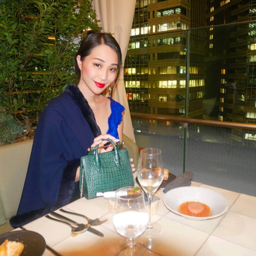 Miyu Toyonagaさんのインスタグラム写真 - (Miyu ToyonagaInstagram)「Date night out @theuppertokyo with my favorite @strathberry bag.   新しいオープンしたThe Upper へ✨  9Fにあるテラスで食事しました。  イノベーションフード、ユニークでとても美味しかったです。  10Fのプレオープン中の店内も案内してもらい、またお気に入りのお店が一つ増えました。  次はここのモンブランが食べたい😋  バックはよく普段使いしている#ストラスベリー 👜  #theuppertokyo#marunouchi #theupper #marunouchiterrace #tokyocafe #tokyorestaurant #sweets #MontBlanc #teatime #afternoontea #丸の内テラス #アッパー #丸の内カフェ #東京カフェ #モンブラン #和栗のモンブラン #日々の暮らし #暮らしを楽しむ #丸の内」11月21日 16時56分 - miyu_toyonaga