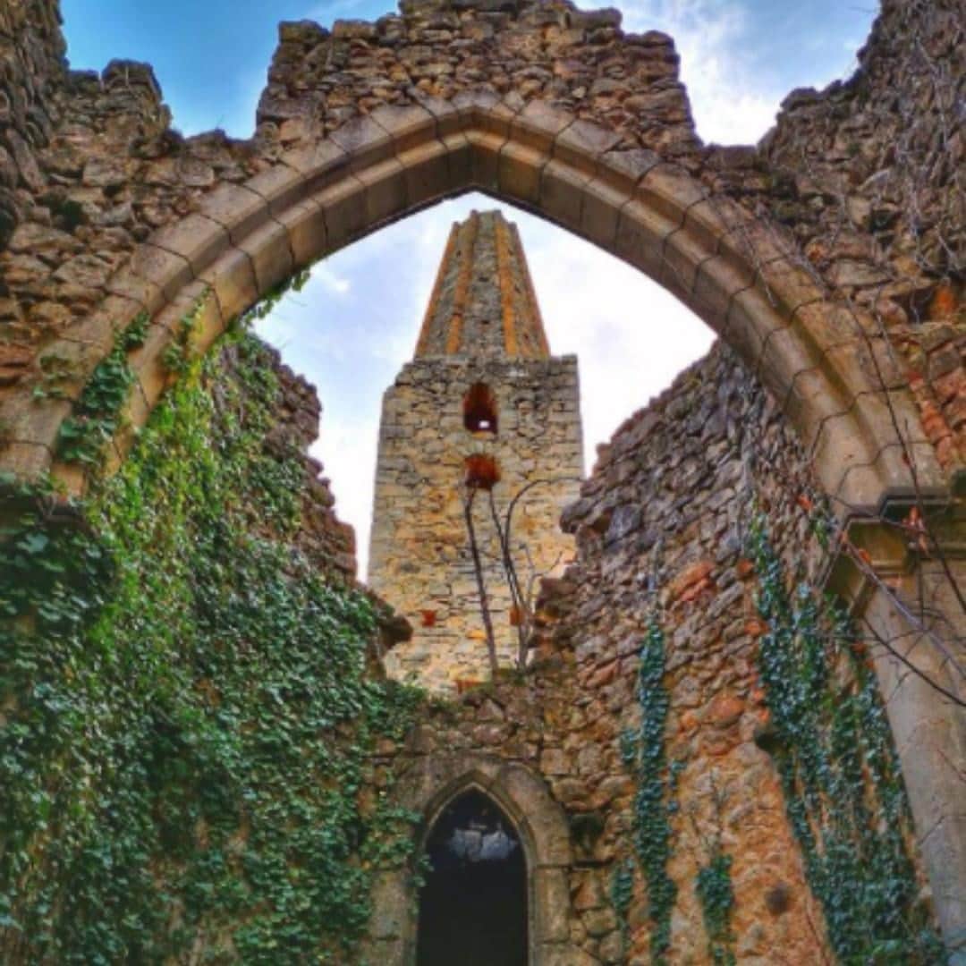 Melvita Officialのインスタグラム：「Pour soutenir le made in France, on continue de vous partager nos endroits et petits coins coups de cœur en France ! 🇫🇷  Ici les ruines de la chapelle de Notre-Dame de Tous Biens dans le village de Tauriers 💙🤍❤️  Et vous, quel est votre endroit privilégié en France ?  Merci à @les_balades_de_sand pour ce cliché que l’on adore 😍  #melvita #cosmetique #bio #engagé #organic #madeinfrance #fabriqueenfrance #france #francetourisme #village #petitsvillagesdefrance #villagedefrance #ardeche #villagedardeche #ardechetourisme」