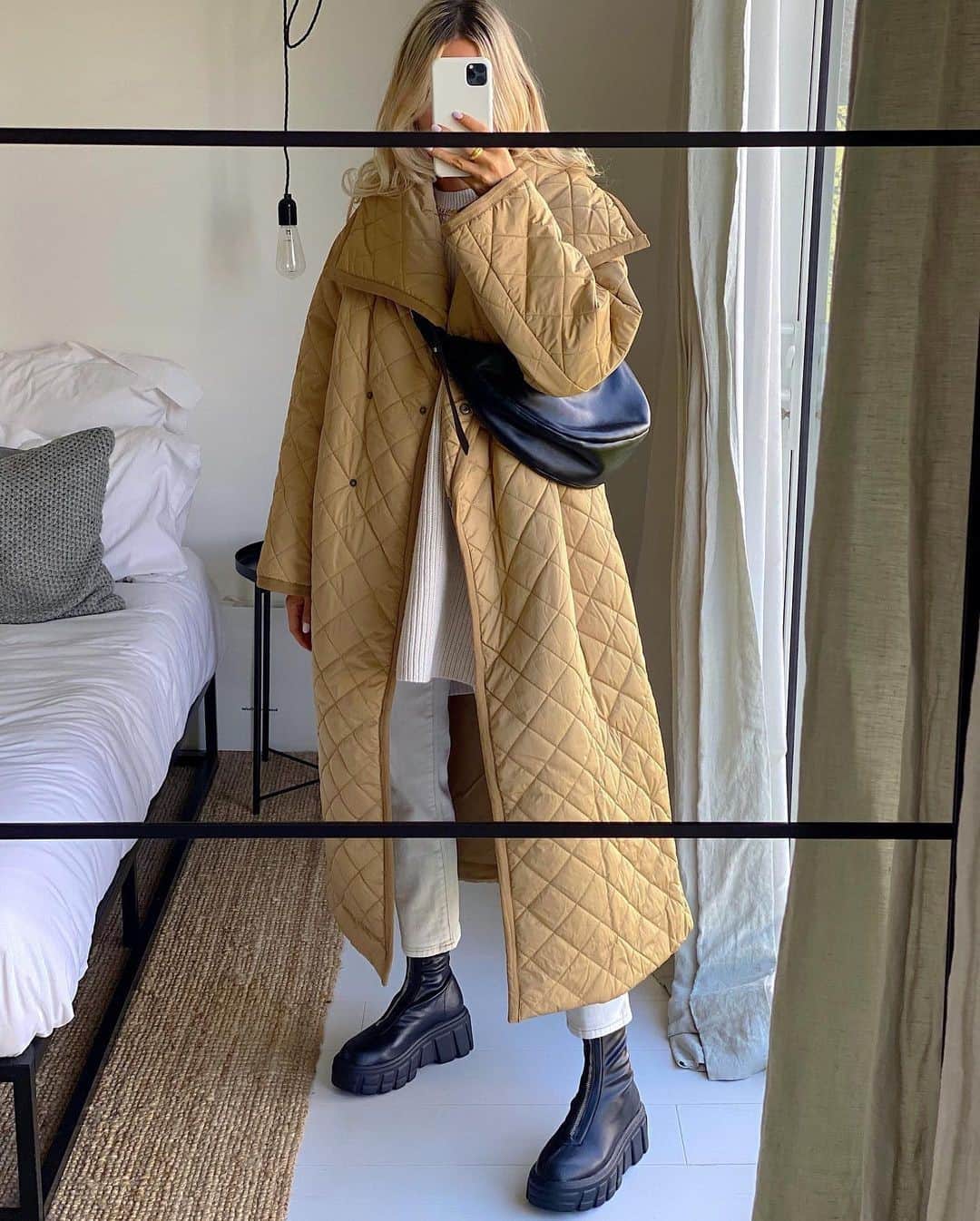 ASOSさんのインスタグラム写真 - (ASOSInstagram)「@georginalennon1 [she/her] shows us how to leave the house whilst still wearing your duvet 👉 [alternative colour] ASOS DESIGN quilted chuck on coat [1741416]」11月21日 17時00分 - asos
