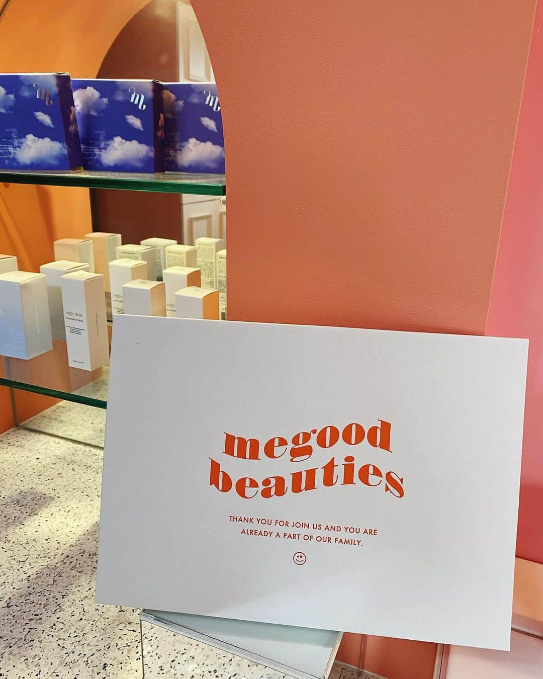 megbabyさんのインスタグラム写真 - (megbabyInstagram)「MEGOOD BEAUTIESのみんなお待たせしてしまいごめんなさい🥺ついに定期購入初回特典の発送が順次スタートしました👏🥰👑 . 気になる中身は限定ポーチとわたしのおすすめセットになっています🥺またBEAUTIESだけが読める秘密の冊子も入っているかも💗 ブラックポーチは販売はしないので、手に入れられるのはMEGOOD BEAUTIESだけです🤫🖤かわいいBOXでお届けします🧡 . 【🖤定期購入初回特典🖤】 ・MEGOOD BEAUTY BLACK POACH×1 ・SPI MASK×1 ・CICA POWDER WASH SAMPLE×2 ・CICA BARRIER AMPULE SAMPLE×2 . ※初回特典の内容は変更になる場合がございます。 . . 【MEGOOD BEAUTIESとは❓】 MEGOOD BEAUTIESの定期購入は、お好きな商品を何種類でもお選び頂け(一部除外商品あり)、毎月1回お届けするサービスです。 . ＊特典＊ 💛初回定期購入申し込み特典 お申込み頂くとメンバー限定初回特典をプレゼントいたします。 . 💛全国送料無料 定期購入商品に限り購入金額に関係なく全国どこでも送料無料でお届けいたします。 . 💛先行モニター 発売前の商品を誰よりも先にお試しできるモニター様を定期的に募集します。 . 💛サンプルプレゼント 新商品や化粧品サンプルのプレゼントを定期購入頂いたお客様限定で行っていく予定です。 . 💛優先発送 定期購入をご利用のお客様を優先して在庫確保いたします。 . お申し込み方法の詳細はMEGOOD BEAUTY公式サイト下部の<MEGOOD BEAUTIES(定期購入)お申し込みについて>をご覧ください👀🌈 . #MEGOODBEAUTY #MEGOODBEAUTIES @megood__beauty 💞」11月21日 17時00分 - _megbaby_