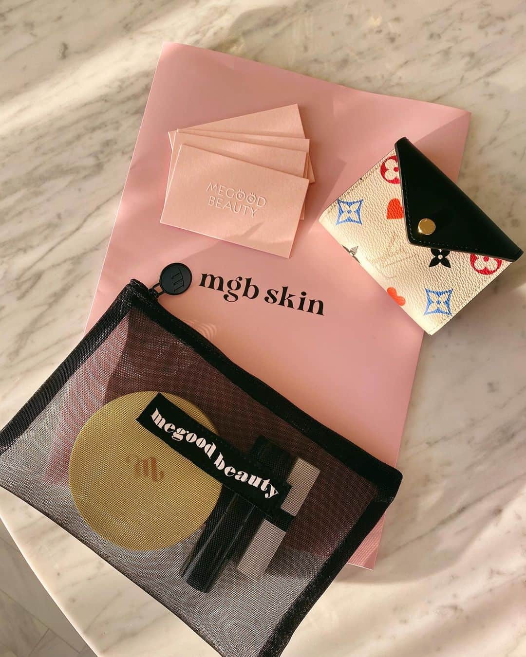 megbabyのインスタグラム：「MEGOOD BEAUTIESのみんなお待たせしてしまいごめんなさい🥺ついに定期購入初回特典の発送が順次スタートしました👏🥰👑 . 気になる中身は限定ポーチとわたしのおすすめセットになっています🥺またBEAUTIESだけが読める秘密の冊子も入っているかも💗 ブラックポーチは販売はしないので、手に入れられるのはMEGOOD BEAUTIESだけです🤫🖤かわいいBOXでお届けします🧡 . 【🖤定期購入初回特典🖤】 ・MEGOOD BEAUTY BLACK POACH×1 ・SPI MASK×1 ・CICA POWDER WASH SAMPLE×2 ・CICA BARRIER AMPULE SAMPLE×2 . ※初回特典の内容は変更になる場合がございます。 . . 【MEGOOD BEAUTIESとは❓】 MEGOOD BEAUTIESの定期購入は、お好きな商品を何種類でもお選び頂け(一部除外商品あり)、毎月1回お届けするサービスです。 . ＊特典＊ 💛初回定期購入申し込み特典 お申込み頂くとメンバー限定初回特典をプレゼントいたします。 . 💛全国送料無料 定期購入商品に限り購入金額に関係なく全国どこでも送料無料でお届けいたします。 . 💛先行モニター 発売前の商品を誰よりも先にお試しできるモニター様を定期的に募集します。 . 💛サンプルプレゼント 新商品や化粧品サンプルのプレゼントを定期購入頂いたお客様限定で行っていく予定です。 . 💛優先発送 定期購入をご利用のお客様を優先して在庫確保いたします。 . お申し込み方法の詳細はMEGOOD BEAUTY公式サイト下部の<MEGOOD BEAUTIES(定期購入)お申し込みについて>をご覧ください👀🌈 . #MEGOODBEAUTY #MEGOODBEAUTIES @megood__beauty 💞」
