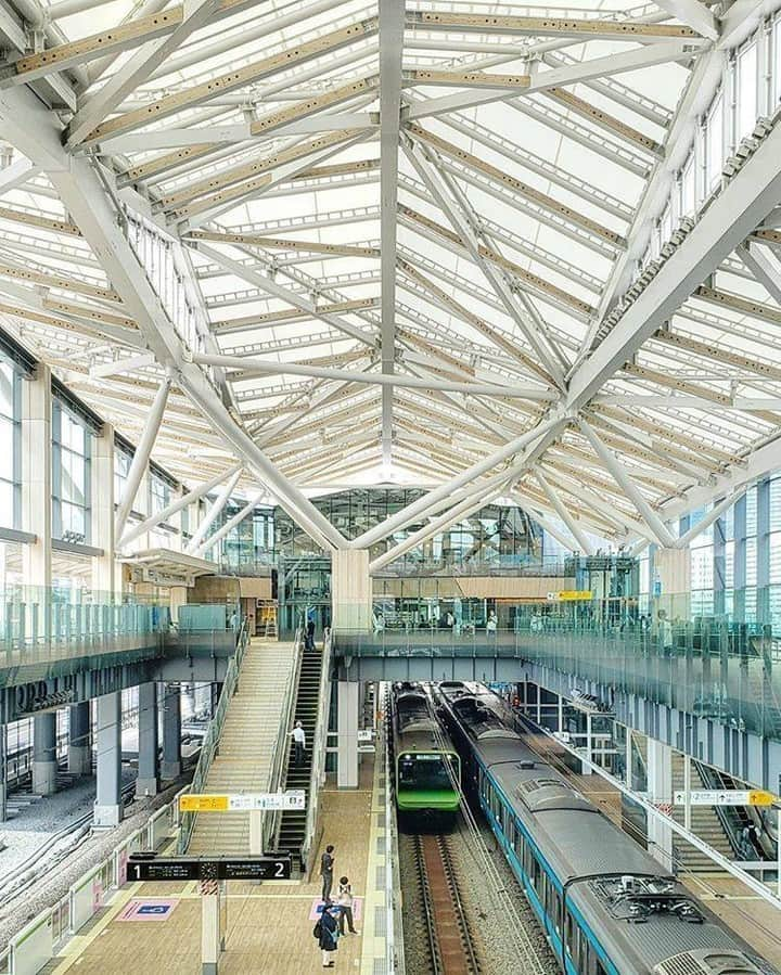 Galaxy Mobile Japanさんのインスタグラム写真 - (Galaxy Mobile JapanInstagram)「高輪ゲートウェイ駅の近代的な風景…いつ見てもかっこいいですよね😍このクールなショットは #Galaxyカメラ部 の @yuyamazaki さんの作品です！思わず見惚れる東京の一風景をありがとうございました✨ 📸#GalaxyS9 Photo by @yuyamazaki ・ ・ ・ #withGalaxy #Galaxy #GalaxyS9 #ギャラクシーS9 #ギャラクシー #東京 #東京都 #東京の風景 #山手線 #京浜東北線 #JR東日本 #電車 #駅 #高輪ゲートウェイ #高輪ゲートウェイ駅 #鉄道のある風景 #鉄分補給 #鉄道風景 #スマホ越しの私の世界 #スマホ #スマホカメラ #スマホ撮り #スマホ撮影 #スマホ写真 #tokyo #yamanoteline #Galaxyカメラ部 ・ Galaxy でお気に入りの写真が撮れたら、ぜひ #Galaxyカメラ部 をつけて投稿してね🙋‍♀️ Galaxy のInstagramで紹介されるかも⁉」11月21日 17時00分 - samsungjpn