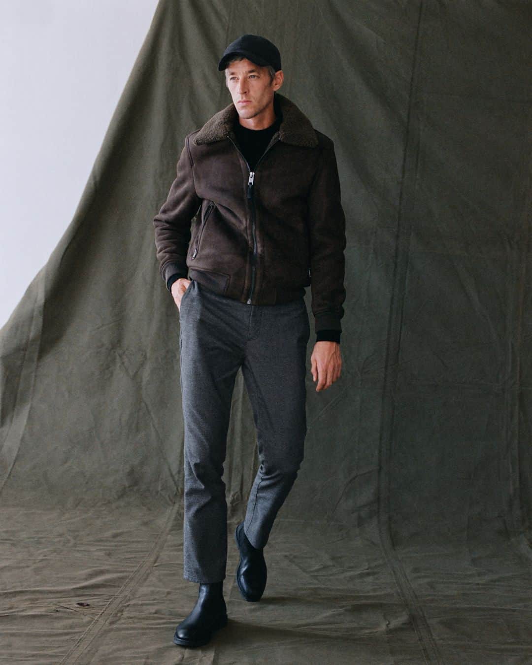 のインスタグラム：「NEVER TOO COLD • Recycled wool coats, recycled feather anoraks... Sustainability and style join forces for you to enjoy the city, whatever the temperature. Discover the latest arrivals at mango.com⁣⁣⁣⁣ #MangoMan #MangoCollection」