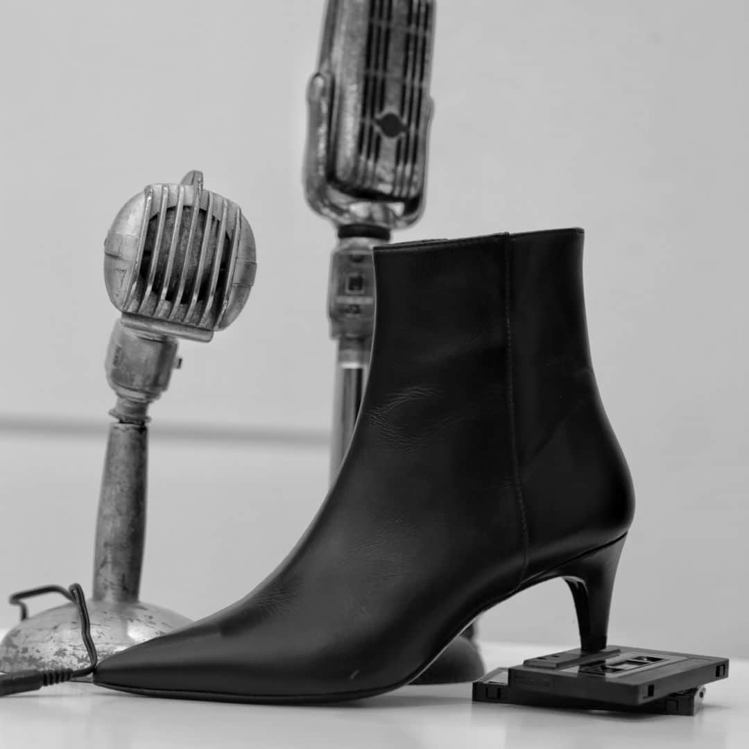 バルバラ ビュイさんのインスタグラム写真 - (バルバラ ビュイInstagram)「SOUND ON !⁣ ⁣ #boots #rock #kittenheels #barbarabui #fw20」11月21日 17時00分 - barbarabuiofficial