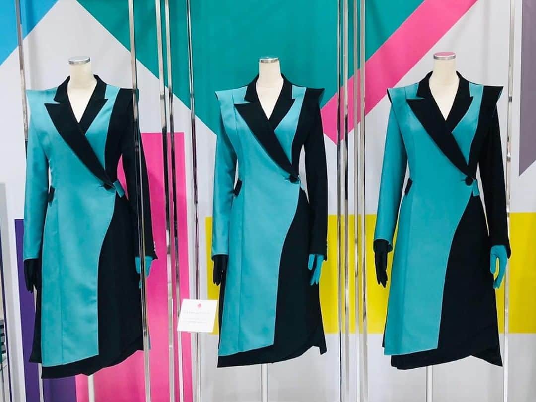のインスタグラム：「〈Perfume Closet〉ダンスヒールパンプスNEWモデルも登場 ～オンラインとショップイベント同時開催！～  〈Perfume Closet〉は、Perfumeの楽曲を通して皆さんと繋がれる洋服を創りたいという発案のもとスタートしたプロジェクト。  第5弾となる今回はPerfumeダンスヒールのNEWモデルのほか、Pドット柄グッズやメンバーの希望でオリジナル調合した香水など、3人のアイディアを取り入れた商品を幅広くラインナップしています。 また会場ではファン憧れの衣装展示も✨  メジャーデビュー15周年、結成20周年というアニバーサリーイヤーを迎えたPerfumeの新作アイテムをぜひチェックして。  〈Perfume Closet〉POPUP SHOP ■開催中～12月1日(火) ■本館2階 婦人靴/プロモーション 〈Perfume Closet〉の商品は三越伊勢丹オンラインストアでもお求めいただけます。 ■開催中～ 12月1日(火)午後11時59分  本イベント情報は @isetan_shinjuku 「POP UP」またはこちら▼ https://www.mistore.jp/shopping/feature/shoes_f1/perfume_closet_w.html  @prfm_official @isetanshoes #Perfume #PerfumeCloset #prfm_official #prfm #prfmgram #isetan #isetanshinjuku  #パフューム #パフュームクローゼット #ダンスヒールパンプス #Pドット #パフュームオブパフューム #イセタン #伊勢丹 #伊勢丹新宿 #伊勢丹新宿店 #三越伊勢丹オンラインストア」