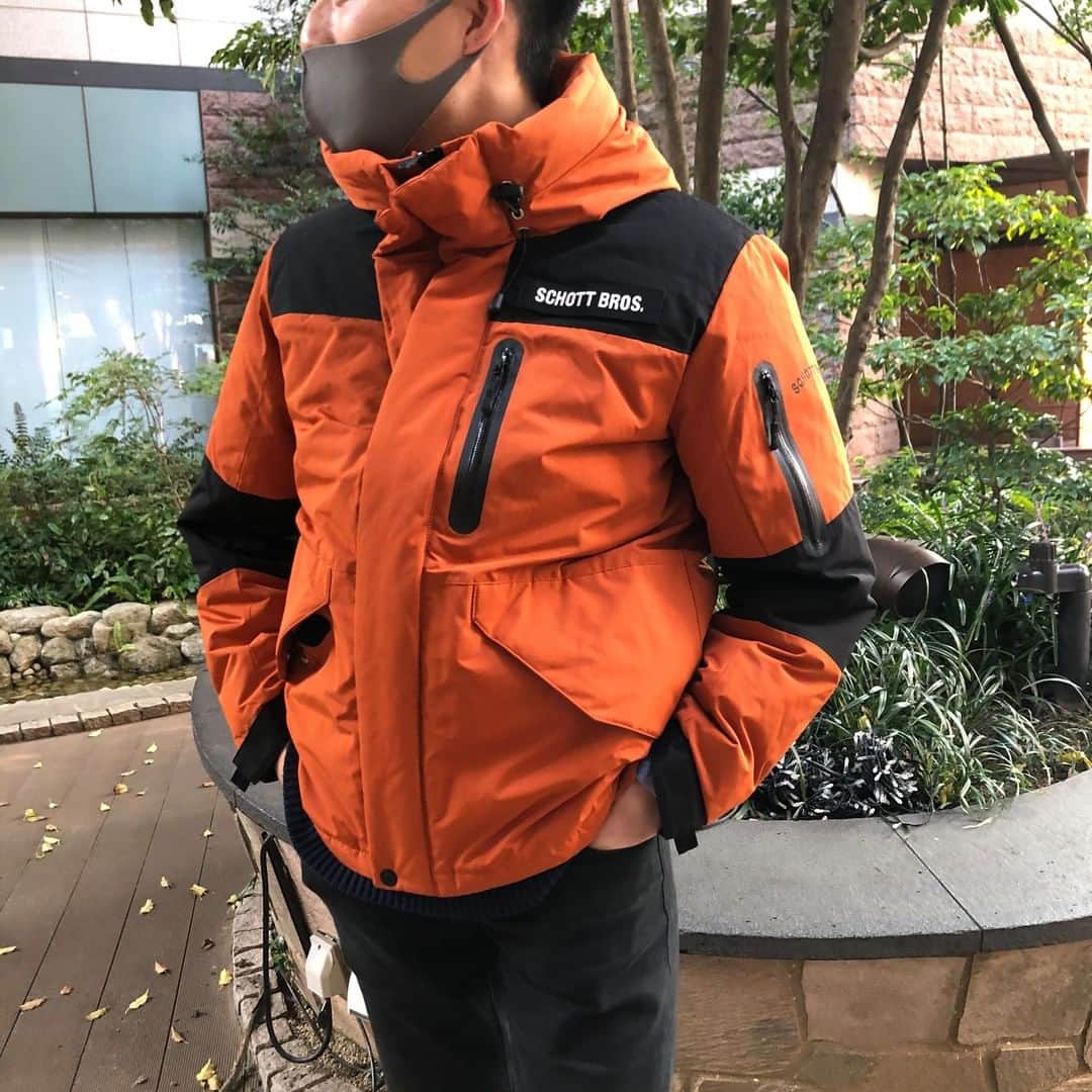 キャナルシティ博多のインスタグラム：「＼ #キャナルこの冬買いたいアウター9選 ／ この冬はいつもよりアクティブに屋外で過ごすシーンが多くなりそう。 軽い、美シルエット、ちゃんと、あたたかい。ちゃんと、機能的。ちゃんと、こだわってる。 そんな魅力的なアウターを厳選しました！  ＊Schott(ショット/ノースビル2F) 2TONE DOWN PARKA ¥37,400  中面にダウン80％フェザー20％封入することで高い保温性を持つ防寒ダウン。表地は軽撥水加工が施され、耐水性と防寒性を備えています。多少の悪天候にも対応できる万能さもポイント。ユニセックスでサイズ展開有。 ※画像はメンズサイズ着用  次回は【SENSE OF PLACE by URBAN RESEARCH】をご紹介します！ これまでの紹介記事は #キャナルこの冬買いたいアウター9選 でチェック♪ ＊CANAL INFORMATION＊ 11/20(金）~11/23(月・祝)の期間はキャナルシティ博多館内ご利用でf-JOYポイント5倍！お買い物がお得なこの期間に冬のアウターをGETして♪  #キャナルシティ博多 #キャナルシティ #キャナル #canalcityhakata #canalcity #canal #福岡 #買い物 #博多 #天神 #アウター #冬アウター #冬服 #ダウン #2トーンダウンパーカー #ツートーン #schott #ショット #ファッションの力を信じよう #ファッション #メンズファッション #fashion #おしゃれ #オシャレ #冬コーデ #コーディネート #今日のコーデ #イマ旬」