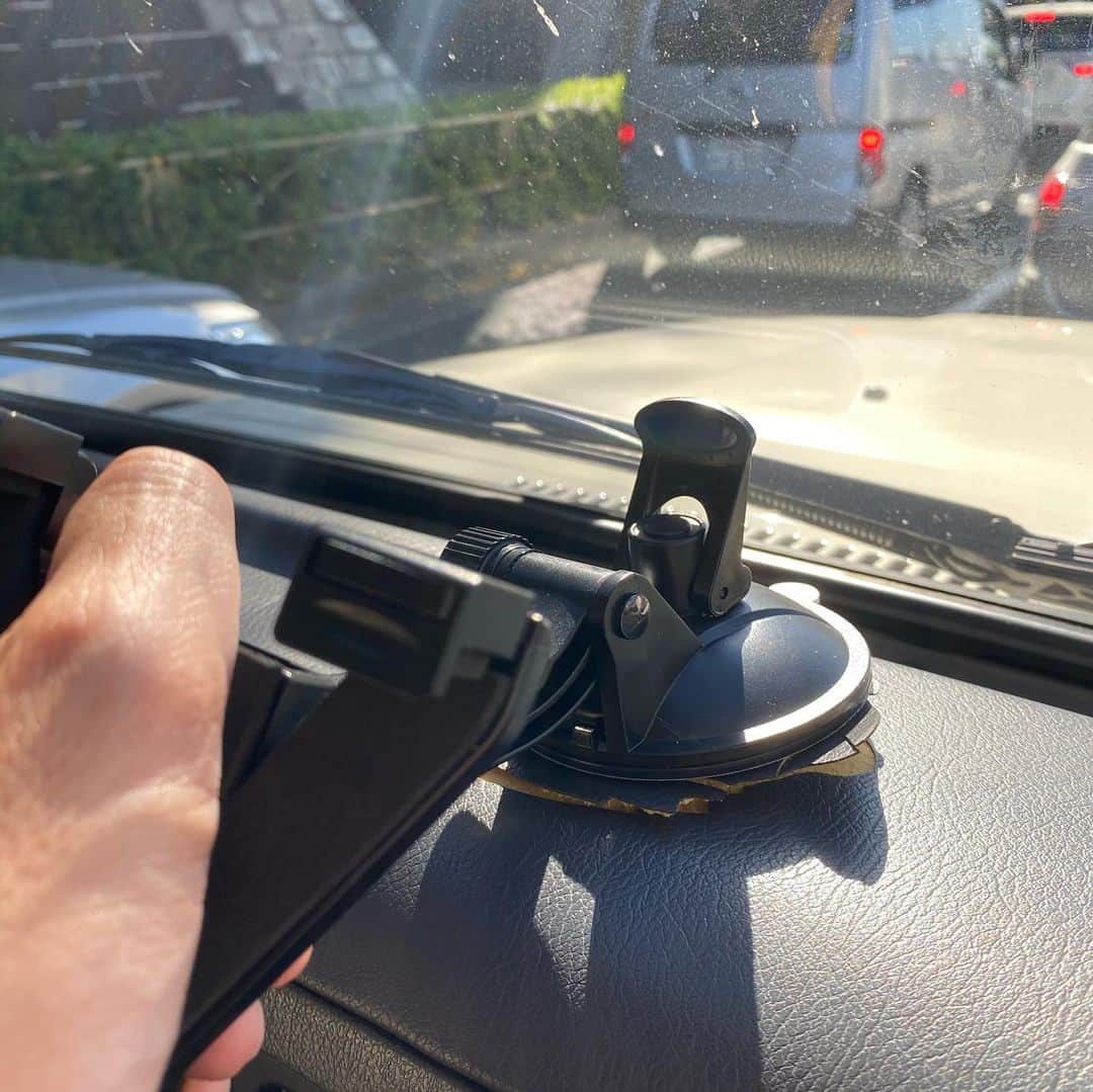 村田秀亮のインスタグラム：「こんなんなる？  #車のスマホホルダー #剥がそうとしたらこれ #粘着力の信頼性実証 #一度くっつくと本体ごと連れてくる強度 #これ何県の形やねん」