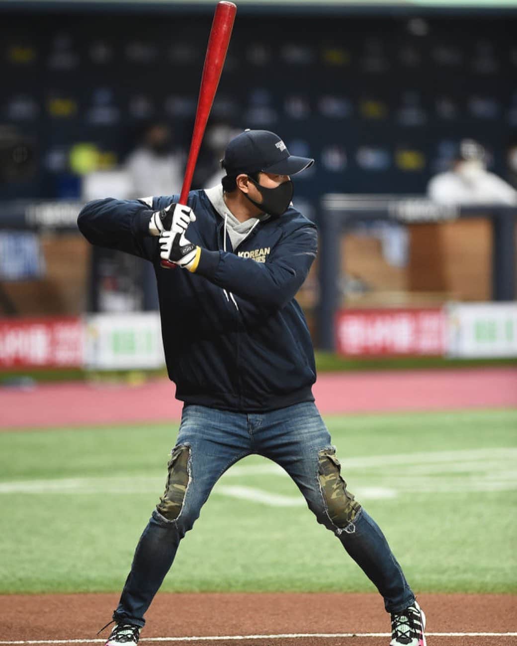 チョ・ハンソンのインスタグラム：「한국시리즈 2차전.  도권이형과 시구,시타를 할수있어서 영광입니다.  NC 와 두산 모두 응원합니다!👍👍😄 #한국시리즈2차전 #NC #두산 #스토브리그 #강두기 #임동규」