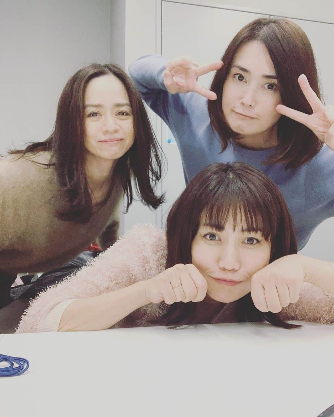 木原さとみさんのインスタグラム写真 - (木原さとみInstagram)「今日も朝からこのメンバーで　 朝から笑ってばかり。 思いきり　#アイドル活動　してきたよー笑笑。 私たちの時代にはなかったこと。いっぱいポーズ作りましたー😊 はい、怒らないでねー。 でもやっぱり体は、ちょっと疲れ気味。 今日は、早く寝ます。 #TPD30」11月21日 17時14分 - satop0704