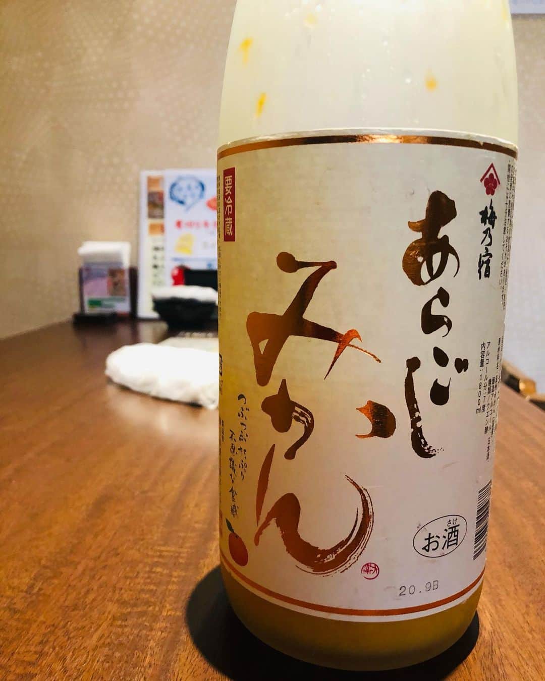 のインスタグラム：「女性に人気❗️「あらごしみかん酒」  いつもご来店頂き、ありがとうございます😊  当店では「あらごしみかん酒」を扱っております✨  温州みかんのみずみずしい果肉をたっぷりと詰め込んだデザート感覚のお酒です✨ なんと‼️ これ一本で33個分のみかんを使用😲  みかんの爽やかな香りと味だけでなく、口の中でつぶつぶが踊る軽快で不思議な食感もお楽しみください🎵  #大阪 #堺市 #鳳 #鳳駅 #鳳駅前 #鳳駅前店 #弁慶 #弁慶鳳店 #居酒屋 #個室 #個室居酒屋 #炭火焼き #肉炉端 #肉 #ハッピーアワー #飲み放題 #プレミアムモルツ #こだわり酒場レモンサワー #肉串 #鉄串 #弁慶名物 #名物料理」