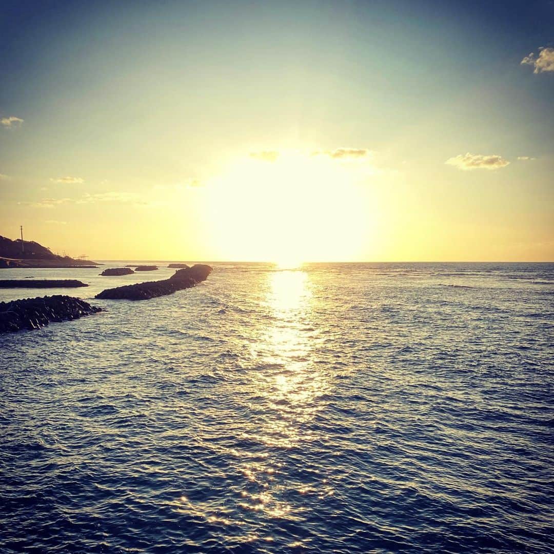 のインスタグラム：「太陽の光が幸運を引き寄せます。待ち受けにどうぞ。新潟県の夕凪橋から撮影。 #新潟県 #新潟県三島郡出雲崎町  #夕凪の橋 #待ち受けにどうぞ  #運気アップ #幸運を引き寄せる」