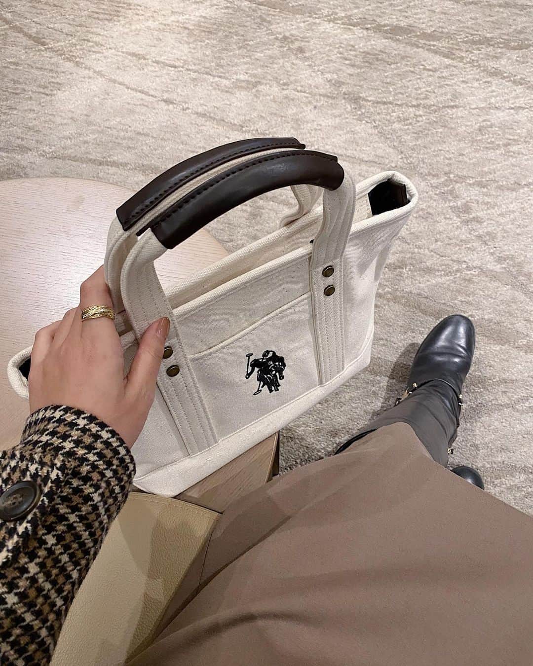 のインスタグラム：「先日IGTVでご紹介したU.S. POLO ASSN.の定番トートバッグを持ってお出掛け♡ . シンプルで使いやすいのでどんなスタイリングでも合うからうれしい。 サブバッグとしても良さそう😲 . コンパクトな見た目ですが、物もたっぷり入ります✔︎ IGTVではコーデュロイのバッグもご紹介してるのでよかったらみてね。 . . . . . @the_platinum_select https://zozo.jp/shop/theplatinumselect/?p_scpid=16240 　　   #theplatinumselect #プラチナムセレクト #uspoloassn #ユーエスポロアッスン #uspolo #usポロ#fashion #coordinate #bag#ファッション #コーディネート #バッグ #ショルダーバッグ #ママコーデ #トレンドコーデ」