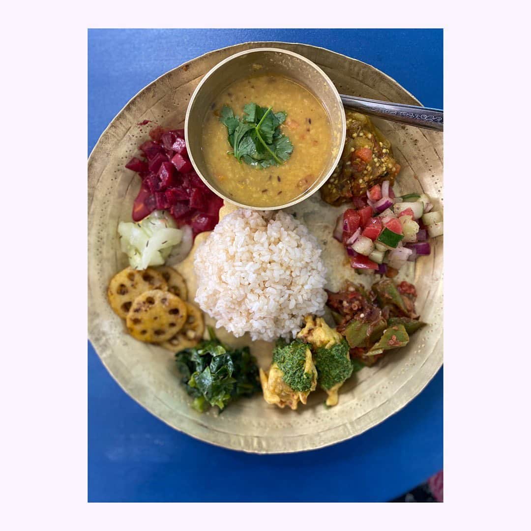 小塚舞子のインスタグラム：「iloilo@中津　毎日食べたいのはこういうカレー。滋味深く、店を出る頃には背中に羽が生えていて飛んでいけそうなくらい身体が軽くなっているのです。ノスタルジックな商店街で、時計の針がゆっくりまわるような空間も素敵。元気になります。 #中津カレー#iloilo#newiloilo」