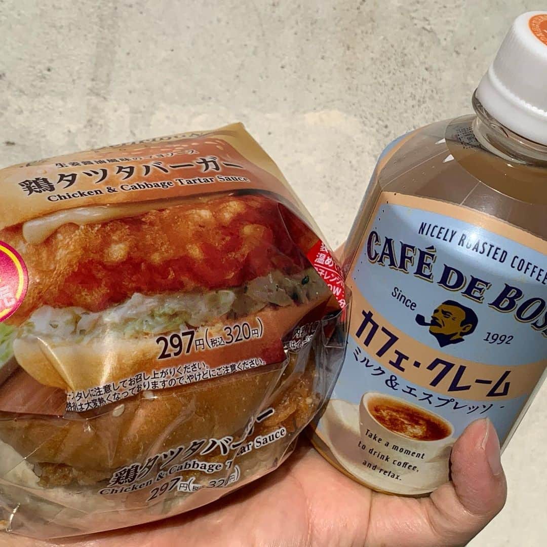 酒井雄二のインスタグラム：「#ボスパン 追い込み。 怒涛の3セットで引き換え券3ゲット #ファミリーマート #サントリー #ボスパーン」