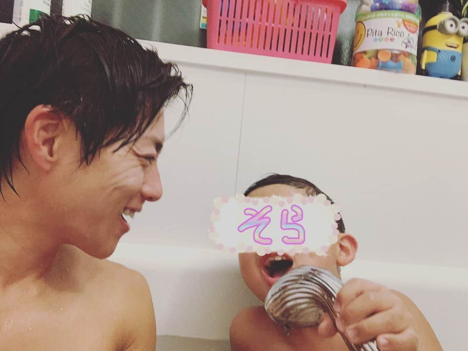 杉浦太陽さんのインスタグラム写真 - (杉浦太陽Instagram)「強風で砂だらけになったので、 お風呂でリフレッシュ！  ソラのミュージック付きの風呂は最高🛀  @sugiurataiyou_official  #バスタイム #ソラ #シャワーヘッドマイクw #紅蓮華 #熱唱 #最高の風呂やなw」11月21日 17時15分 - sugiurataiyou_official