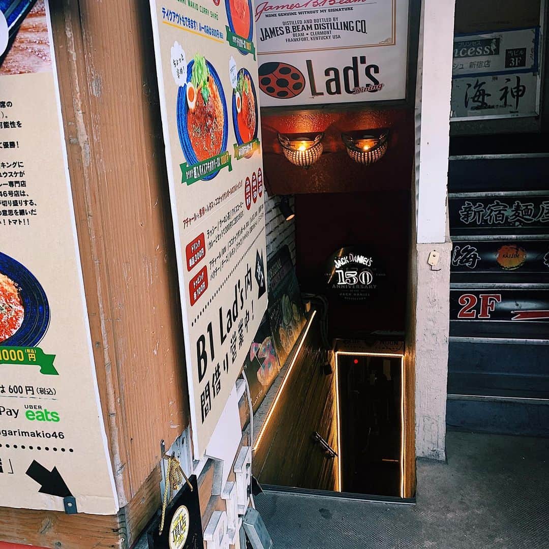 井上志帆子さんのインスタグラム写真 - (井上志帆子Instagram)「#マキオカレー#カリガリマキオカリー#カリガリマキオカリー新宿46号店 #マキオカレー46号店 #エルシャラカーニ#エルシャラカーニしろう さん . 地下すぎて入るの緊張した。笑 あいがけマキオカレーを食べました♪ スパイス効いてて汗だくだった🍛 超スパイスの方食べたらどうなるんやろか 玉ねぎのシャキシャキも美味しかったー！！ エルシャラカーニさんのちゃうちゃうちゃうってやつ 家族で真似するくらいハマってたので 店長にしろうさんがいらっしゃって緊張しました🍅 相撲の話をたくさんしてくれて穏やかで優しい方でした🍅 ありがとうございました！ 📍三茶の方になっちまう、新宿店にいったよ #新宿#新宿カレー#新宿カレー部#間借りカレー #かもめんたる槙尾 さん🍛#マキオカリー」11月21日 17時17分 - shiriko0316