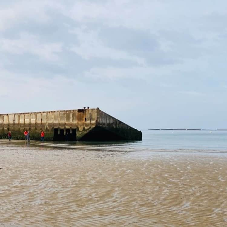 EFFIEさんのインスタグラム写真 - (EFFIEInstagram)「Paris から車で数時間 オススメ プチVOYAGE NORMANDIE　②  Arromanches(アロマンシュ)　と言っても知らない方多いかと思いますが、 第２次世界大戦で、ノルマンディー上陸作戦の時フランスを勝利に導いた町として有名なのです。 短期間で人口港がつくられて、多くの物資を運びこむのに成功した歴史的な場所。  現在、その港の壁や、道は残っていないのですが、海には、その一部がしっかり残っている！ 戦争の跡と言っても、なんだか、心が苦しくなるような感じがしなかったのは、やはり勝利をした国だからでしょうか・・・  HONFLEUR（オンフルール）  こちらもNORMANDIEきっての港町。 しっかり海の幸を頂いて、また2時間半のドライブでPARISに戻ってきました。  ＊＊＊＊＊ Paris から車で数時間の、オススメ プチVOYAGE NORMANDIE　でした！ 早く　日本からも旅行できる日が来ると嬉しいですね！ アロマとおうち時間充実させているロックダウン中　PARIS スタッフ　Namiでした～  #paris#パリライフ#パリ生活 #パリ暮らし #パリ#パリに行きたい#フランス在住 #フランス🇫🇷#ノルマンディー #arromanches #アロマンシュ#honfleur #パリロックダウン#コロナが早く終息しますように #行きたいところ #癒しの場所#香りのある生活 #香りのある暮らし」11月21日 17時18分 - e.f.international