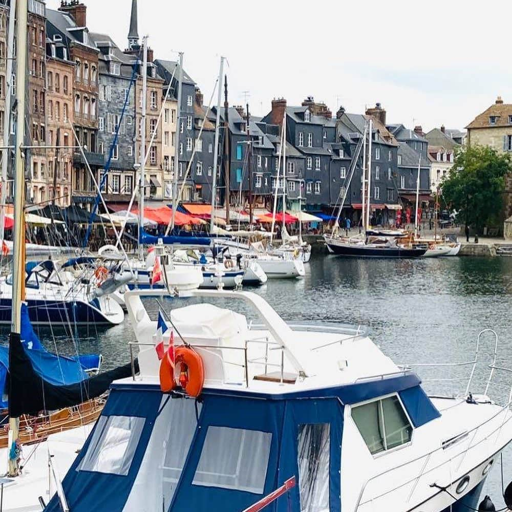 EFFIEさんのインスタグラム写真 - (EFFIEInstagram)「Paris から車で数時間 オススメ プチVOYAGE NORMANDIE　②  Arromanches(アロマンシュ)　と言っても知らない方多いかと思いますが、 第２次世界大戦で、ノルマンディー上陸作戦の時フランスを勝利に導いた町として有名なのです。 短期間で人口港がつくられて、多くの物資を運びこむのに成功した歴史的な場所。  現在、その港の壁や、道は残っていないのですが、海には、その一部がしっかり残っている！ 戦争の跡と言っても、なんだか、心が苦しくなるような感じがしなかったのは、やはり勝利をした国だからでしょうか・・・  HONFLEUR（オンフルール）  こちらもNORMANDIEきっての港町。 しっかり海の幸を頂いて、また2時間半のドライブでPARISに戻ってきました。  ＊＊＊＊＊ Paris から車で数時間の、オススメ プチVOYAGE NORMANDIE　でした！ 早く　日本からも旅行できる日が来ると嬉しいですね！ アロマとおうち時間充実させているロックダウン中　PARIS スタッフ　Namiでした～  #paris#パリライフ#パリ生活 #パリ暮らし #パリ#パリに行きたい#フランス在住 #フランス🇫🇷#ノルマンディー #arromanches #アロマンシュ#honfleur #パリロックダウン#コロナが早く終息しますように #行きたいところ #癒しの場所#香りのある生活 #香りのある暮らし」11月21日 17時18分 - e.f.international