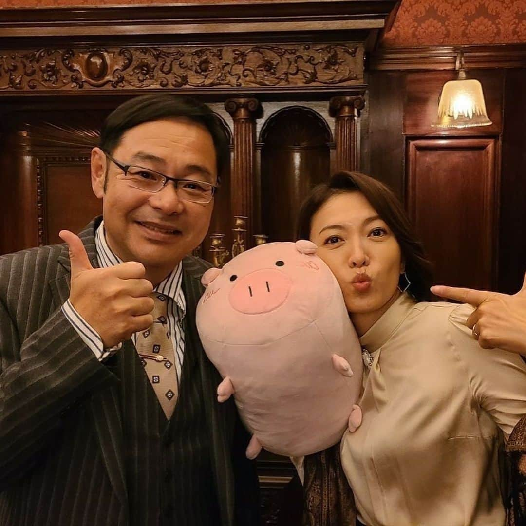 日曜劇場『危険なビーナス』【公式】のインスタグラム：「現場レポート　その55🐖🐖🐖 . . 明日よる9時からは第7️⃣話‼️ . . 昨日ご登場いただいた祥子さん💓 本日は隆司さんとのご夫婦2ショット📸 . ドラマ中では少しギスギスしたお2人... とっても仲良しで安心しました🐽✨ . 隆司さんの表情🤣 私の真似...🐷⁉️ . . . #日曜劇場 #危険なビーナス #東野圭吾 #ブーナス #ブルーナス #ブーナスの現場レポート #妻夫木聡 #吉高由里子 #ディーンフジオカ #染谷将太 #中村アン #堀田真由 #結木滉星 #福田麻貴 #3時のヒロイン #R指定 #CreepyNuts #麻生祐未 #坂井真紀 #安蘭けい #田口浩正 #池内万作 #栗田芳宏 #栗原英雄 #斉藤由貴 #戸田恵子 #小日向文世」