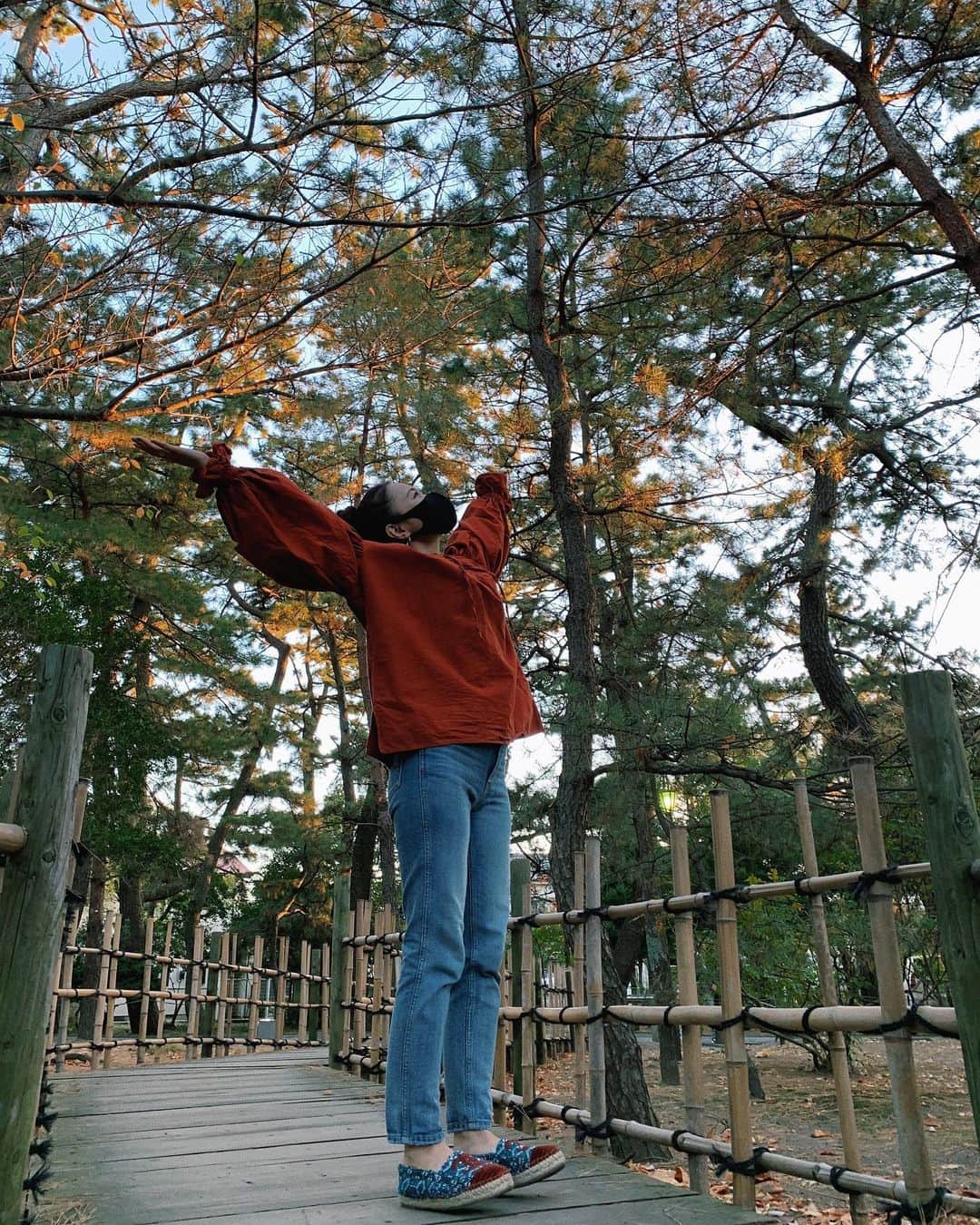 sayocoのインスタグラム：「全身で秋を感じてますの図🤷‍♀️ 家から徒歩1分に素敵なスポットが🍂🍁 #紅葉狩り  #つま先浮いてる」