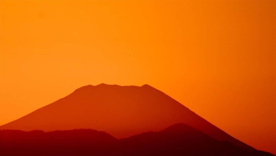 kiyoのインスタグラム：「富士山が故郷でもないのに、なんでこんなにも郷愁を誘うんやろう」