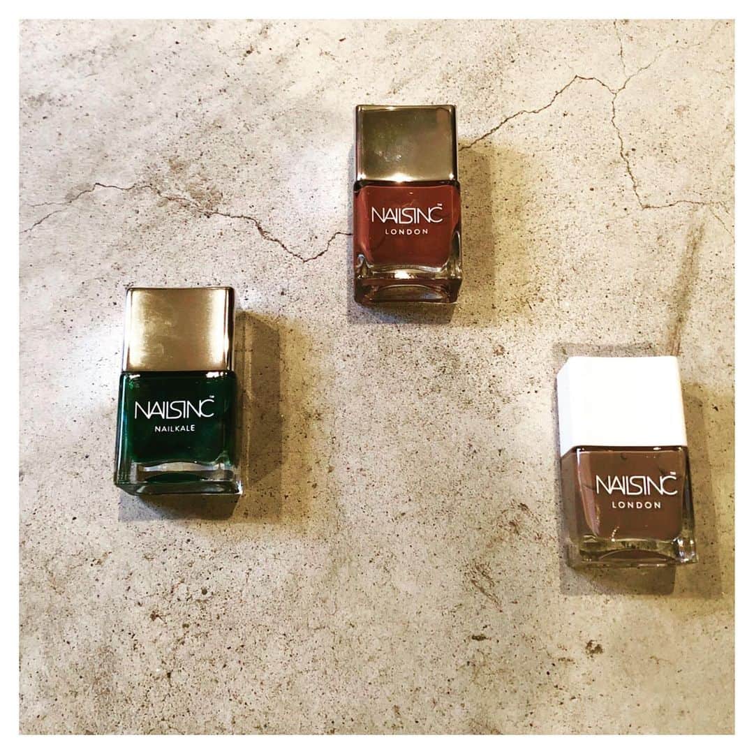 のインスタグラム：「・ ・ アノコおすすめの @nailsinc.jp をようやくゲッツ。 ・ どうしても深緑が欲しくて行ったのに3本買うなに。 ・ や、3本で良く我慢した。← ・ ・ ・ ・ #instafashion #fashion #nail #nailsinc #ネイルズインク ⏫ #楽天roomに載せてます  #roomインフルエンサー #深緑 #ブルトンミューズ #ブラウン #ベルグレイブロード #グレーブラウン #ビーチガーデン #ロンドン発 #速乾 #発色 #マニキュア #ペディキュア #ネイルは別腹← ・」