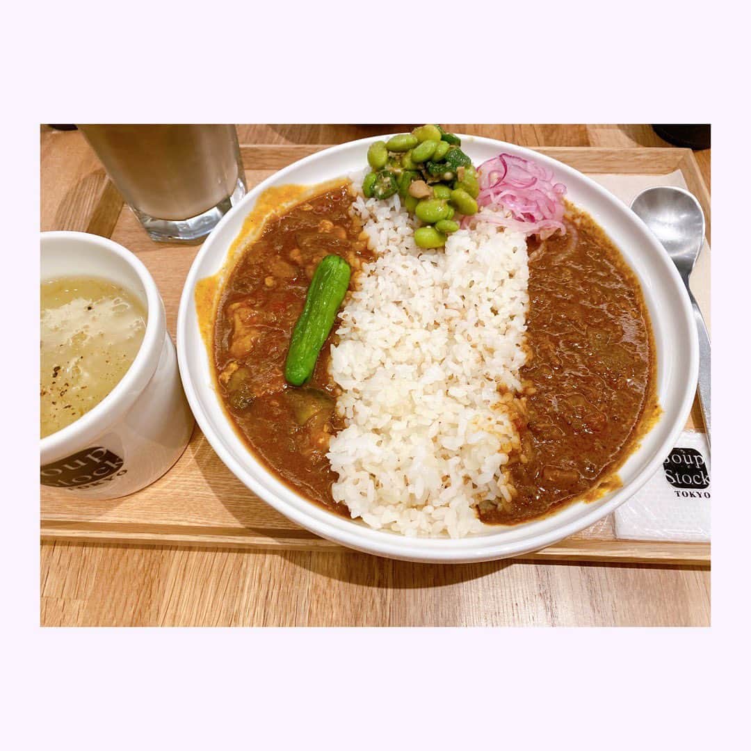 小塚舞子のインスタグラム：「スープストックのカレーにとてもお世話になっております。うたちゃんは豆のスープがお気に入りで、一緒に食べられるのです。サクッといけて、すぐに出てくるのがまたありがたい。 #スープストックトーキョー」