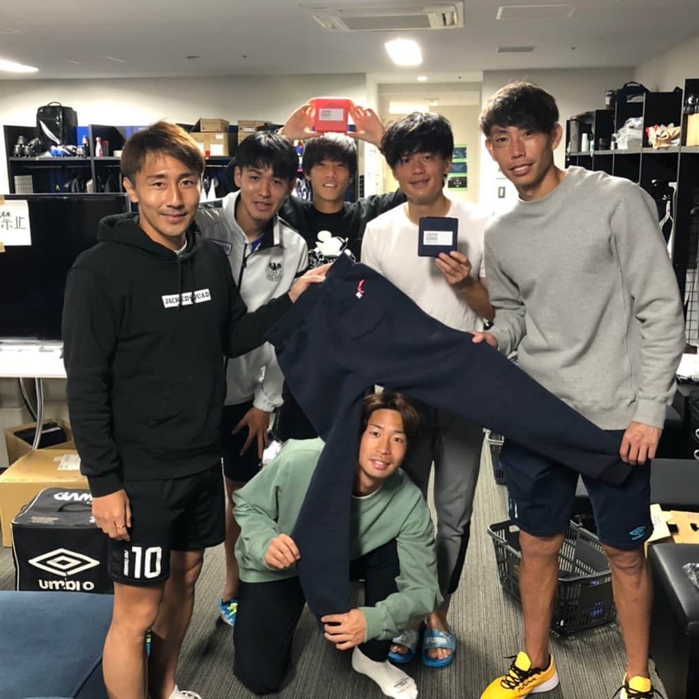 のインスタグラム：「新色出たので皆さんもぜひ！！ めっちゃ暖かいです！  #kuchidesign  #スウェット #クチデザイン」