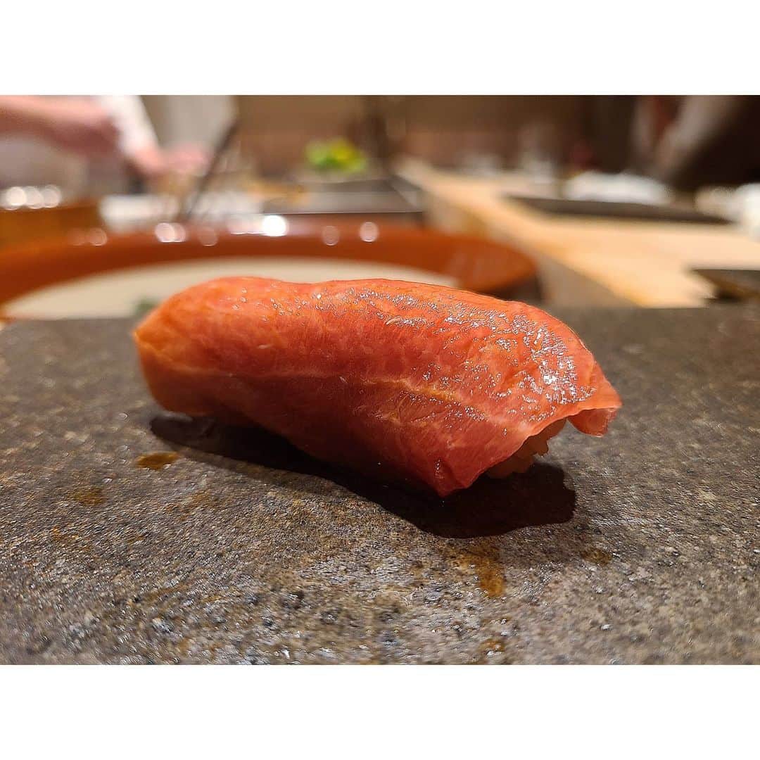 未來歩のインスタグラム：「３ヶ月ぶりの寿し　おおはたさん🍣  お鮨で好きなお店の１つ☺️　 全てが好み😊　  いつも日本酒飲まないけど、おおはたさんでは飲みます🤣　  そして、案の定ベロベロです🙌  安定のおかわりで鮪食べまくりました。  赤身大好き♥️  #love  #foodporn #yum #instafood #happy #japanesefood #yummy #munchies #amazing #instagood  #dinner  #eat #hungry#寿しおおはた # #マグロ #食べ歩き #鮨 #グルメ #グルメ好きな人と繋がりたい #ミシュラン#sushi  #日本料理 #食べログ #japanesesushi #美味しい #food #予約困難店 #食べログ高評価」
