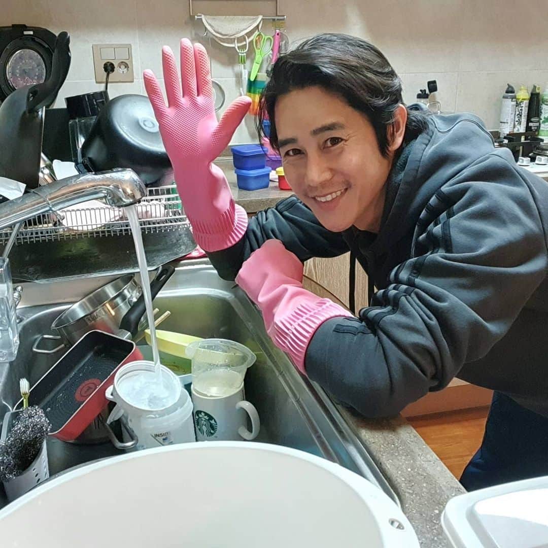 チョン・テウさんのインスタグラム写真 - (チョン・テウInstagram)「집에서 혼자 뭐 하겠어요.. 설거지랑 분리수거라도 해놔야지😌  #나홀로집에 #애들머리하는날💇💇‍♂️」11月21日 17時28分 - _jungtaewoo