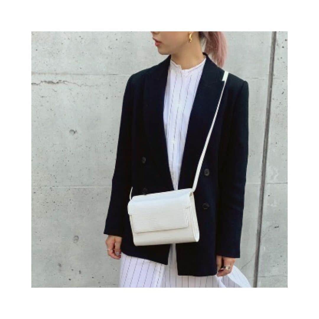 コレカウのインスタグラム：「ㅤㅤㅤㅤㅤㅤㅤㅤㅤㅤㅤㅤㅤ Recommend 🍂 お会計の時に便利なお財布ショルダー✨  ㅤㅤㅤㅤㅤㅤㅤㅤㅤㅤㅤㅤㅤ Nomber23 お財布ショルダーバッグ ¥6,380(in tax) ㅤㅤㅤㅤㅤㅤㅤㅤㅤㅤㅤㅤㅤ ㅤㅤㅤㅤㅤㅤㅤㅤㅤㅤㅤㅤㅤ ㅤㅤㅤㅤㅤㅤㅤㅤㅤㅤㅤㅤㅤ ㅤㅤㅤㅤㅤㅤㅤㅤㅤㅤㅤㅤㅤ ㅤㅤㅤㅤㅤㅤㅤㅤㅤㅤㅤㅤㅤ ㅤㅤㅤㅤㅤㅤㅤㅤㅤㅤㅤㅤㅤ #ミニショルダーバッグ #お財布バック #パイソン柄バッグ  #お財布ショルダー #くすみカラーコーデ #プチプラバッグ #プチプラ大人女子コーデ #Nombre23 #お出かけスタイル #カジュアルファッション #instafashion #summerfashion #ladysfashion #韓国ファッション #秋コーデ #秋服 #シンプルコーデ #大人カジュアル #大人女子 #カジュアルコーデ #サマーコーデ #fashion #chao_app #zozotown #perky_room」