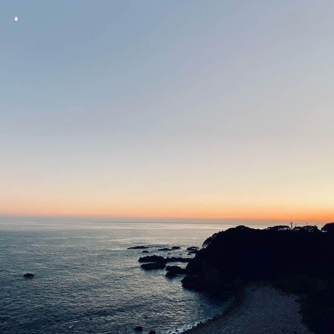 鴨志田由貴さんのインスタグラム写真 - (鴨志田由貴Instagram)「高知県足摺岬に来ました。とても綺麗な景色。先程go toが一時停止となり、先程ホテルの社長と話しましたが、今後また正念場が訪れると…。」11月21日 17時39分 - live73