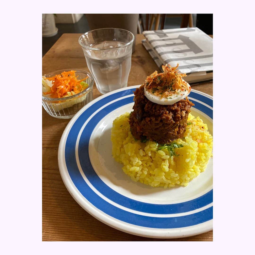 小塚舞子のインスタグラム：「ロングウォークコーヒー@南森町　あたたかい味のするキーマカレーとおいしいコーヒーとチーズケーキ。本を読みながら待つ時間も幸せな気分になるお店です。 #ロングウォークコーヒー#南森町カレー」