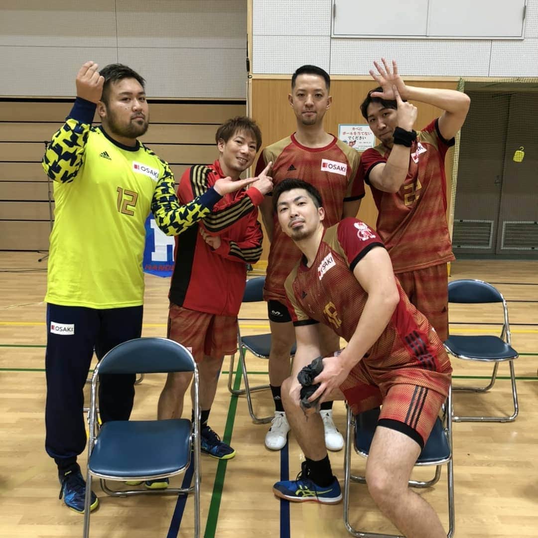 小澤広太のインスタグラム：「. vsトヨタ紡織は34-21で勝ちました。たくさんの声援ありがとうございました🤾 . 明日、福井に移動して11/23(月)は北陸電力と試合です🤾 . 通算600得点の花束をいただきました😃皆様に支えられてプレーが出来ています。感謝です。 今後もよろしくお願いいたします！ . #マコは通算1400セーブ #良も祝600得点 #ほず誕生日おめでとう #osakiosol #ハンドボール #jhl」
