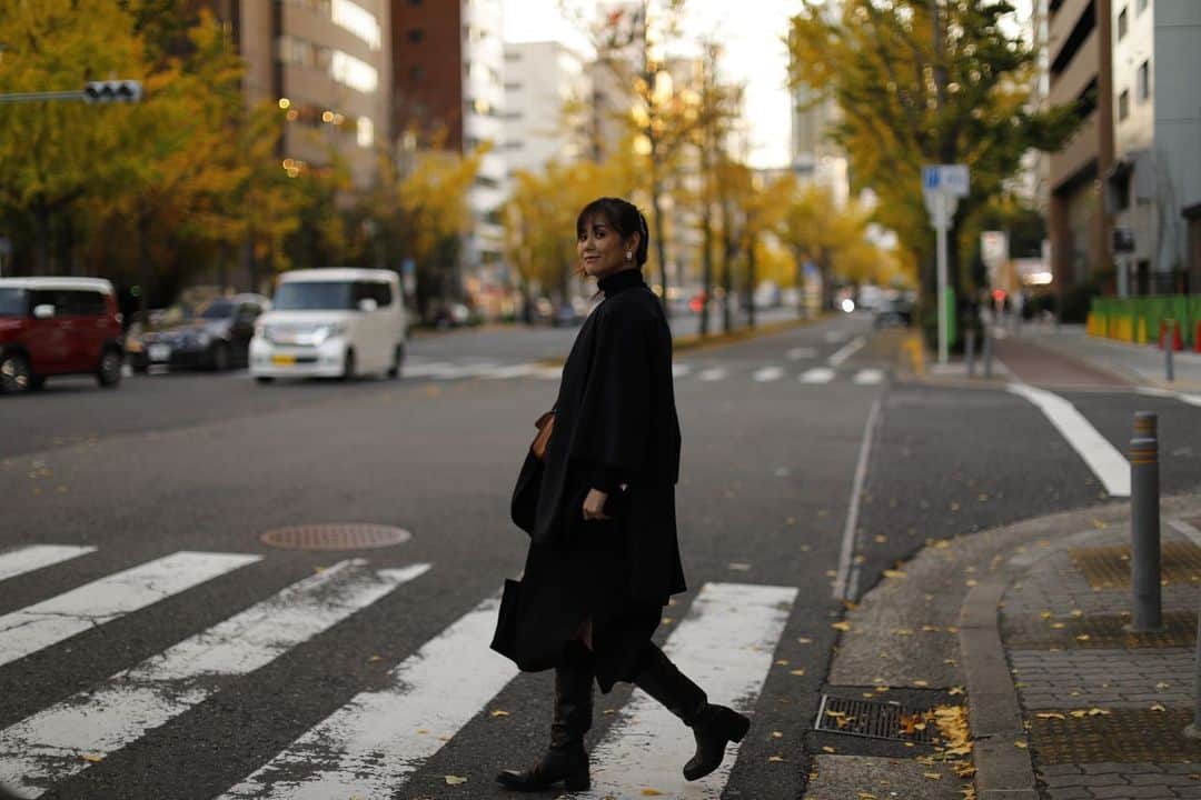 田中幸恵のインスタグラム：「___ . マスクしてたら久しぶりに会った人に誰か分からんかったってよく言われるけど🙄 お友達のみなさん、早く見慣れてください笑 .  人がいないときを見計らって一瞬マスクを外して、すぐまたつけて😷 すっかりマスクありきの生活に馴染んだな😎 . @uniqlo  のリブタートルも　@cen.___jp  のポンチョもネイビー♡ 今季買って出番待ちの ebureのコートもネイビー♡♡ この冬はネイビーとブラックが気分  #uniqlo  #cen_jp  #sartore  #tods #ユニクロ」