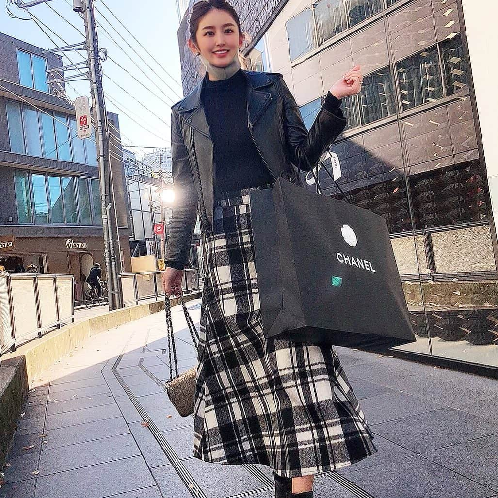 AYUMIのインスタグラム：「. ・ いつも私ばかり付き合ってもらってるけど今日は旦那さんのお買い物メインでできた💓 ・ いつもありがとう😊♡ ・ jacket @ysl  skirt @birthdaybashshop  bag @chanelofficial  ・ ・ #code #ootd #chanel」