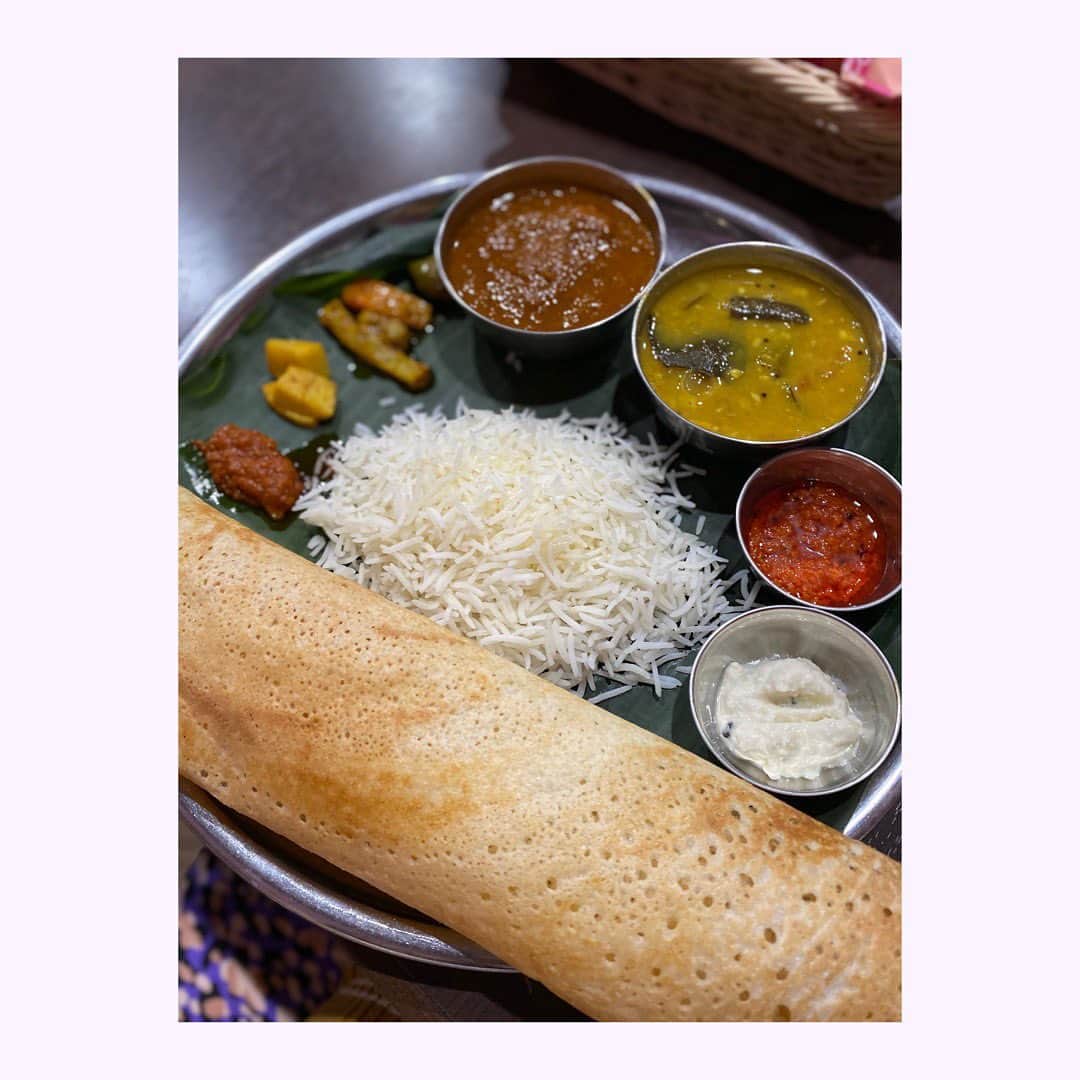 小塚舞子のインスタグラム：「ココバナナ@中之島　おいしいミールスが食べられるお店ができて嬉しいです。サラサラッと食べられて、カレーが美味しくて、ドーサはもちもちで、うたちゃんにラッシーをくれて、最高でした。鼻息ふがふが言わせながら一気飲みしてたなぁ。 #ココバナナ#中之島カレー」