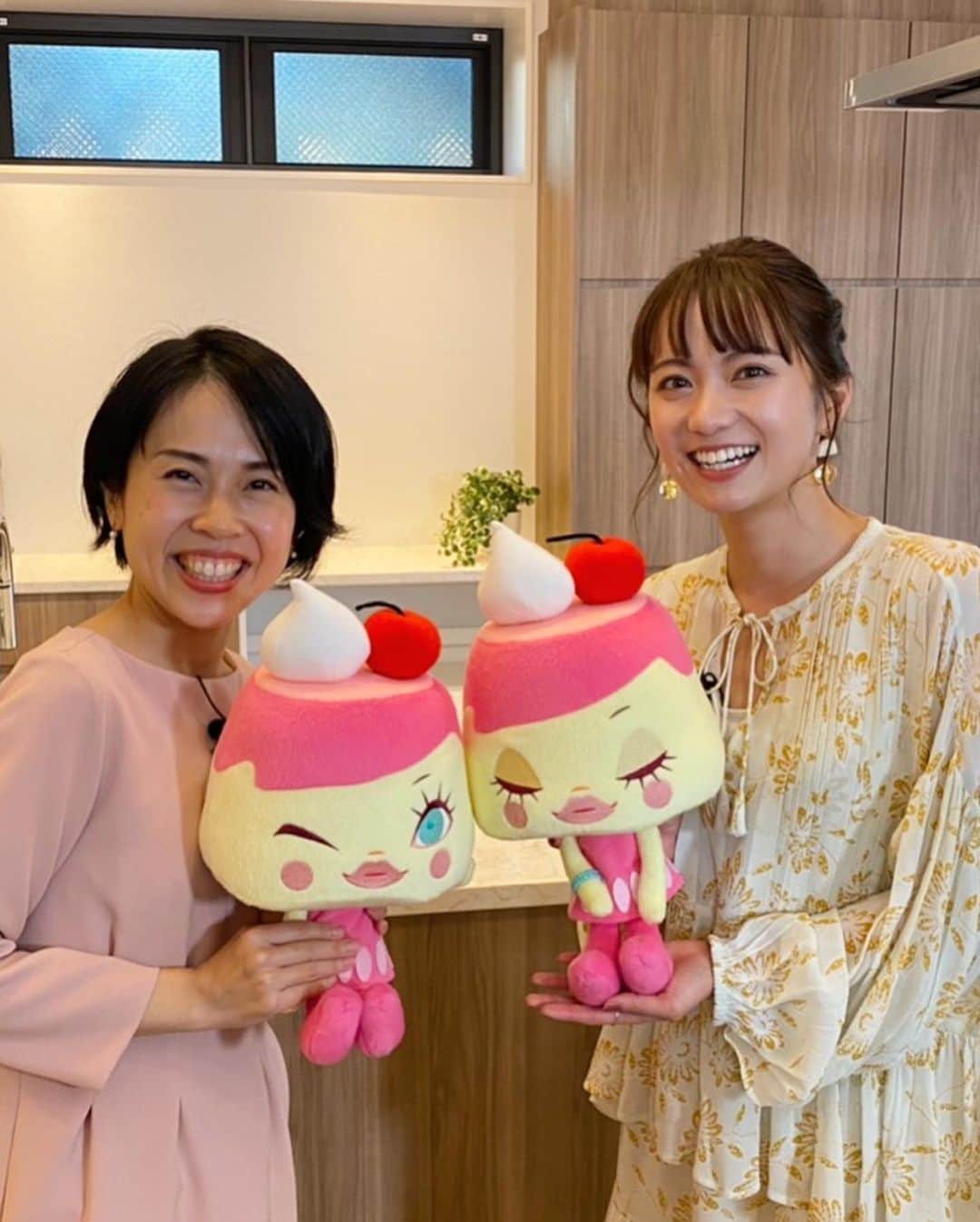 鉢嶺杏奈さんのインスタグラム写真 - (鉢嶺杏奈Instagram)「今日は、テンプスタッフさんの 「おうち時間を楽しくする！」のオンライントークイベントのMCをしてきましたー！  今回のゲストは！ “こんまり”こと近藤麻理恵さんの世界に2人だけの公式弟子！ 武田望さんです❤️  “ときめく”片付け術を教えていただきました！ いや、、、、私よく考えると家に、服も小物も多いし、、話を聞きながら自分の重たさに気づき始め、 軽くなりたい！ もっとワクワクできそうな気がする！ と感じました。  片付けで人生がときめいたら そんなに素敵な事ないよね❤️  部屋は自分の心をうつすというけれど、、 好きなものだけに囲まれたときめく部屋に❤️その時の自分に❤️ 会いたくなりましたw.  家帰ったらすぐやろうw. 年末に向けて、部屋と自分を見つめ直そう！そう思った今日でした❤️  #ときめく片付け#武田望さん#テンプスタッフ#テンプりん#neQuittezpas」11月21日 17時41分 - hachimine_anna