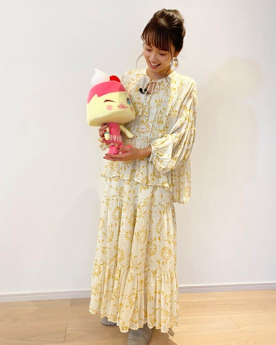 鉢嶺杏奈さんのインスタグラム写真 - (鉢嶺杏奈Instagram)「今日は、テンプスタッフさんの 「おうち時間を楽しくする！」のオンライントークイベントのMCをしてきましたー！  今回のゲストは！ “こんまり”こと近藤麻理恵さんの世界に2人だけの公式弟子！ 武田望さんです❤️  “ときめく”片付け術を教えていただきました！ いや、、、、私よく考えると家に、服も小物も多いし、、話を聞きながら自分の重たさに気づき始め、 軽くなりたい！ もっとワクワクできそうな気がする！ と感じました。  片付けで人生がときめいたら そんなに素敵な事ないよね❤️  部屋は自分の心をうつすというけれど、、 好きなものだけに囲まれたときめく部屋に❤️その時の自分に❤️ 会いたくなりましたw.  家帰ったらすぐやろうw. 年末に向けて、部屋と自分を見つめ直そう！そう思った今日でした❤️  #ときめく片付け#武田望さん#テンプスタッフ#テンプりん#neQuittezpas」11月21日 17時41分 - hachimine_anna