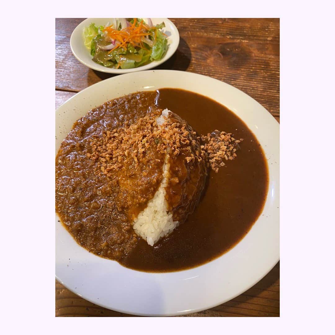 小塚舞子のインスタグラム：「おじいさんの古時計@交野市　おとな旅のロケで伺いました。ロケ中にカレーに出会うよろこびよ。しかもそれが美味しかったよろこびよ。たくさんの時計に見守られて、チクタクチクタク絵本の世界に入り込んだようで、おいしいのも幻なのかしら、、とか考えながら、外に出たら空気が美味しくて、静かで、優しい気持ちになります。また行きたいな。 #おじいさんの古時計#交野カレー」