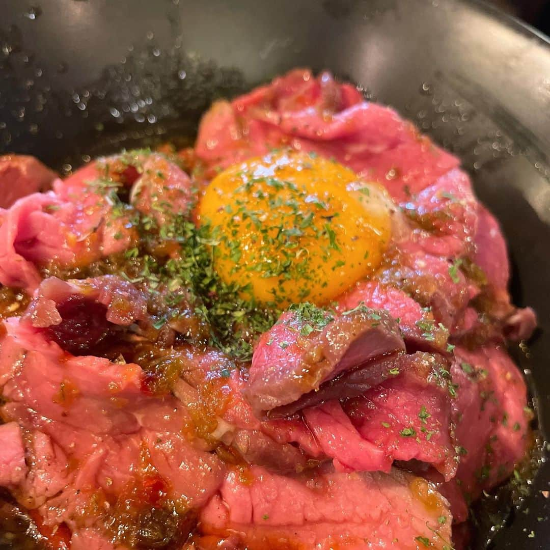 梅本晋也さんのインスタグラム写真 - (梅本晋也Instagram)「ローストビーフ丼  #おうち  #うめぐらむ #ウメログ #焼肉 #お寿司 #鮨 #グルメ #高級 #予約困難店 #予約困難 #ステーキ #焼肉好き #肉好き #肉好きな人と繋がりたい #鮨好きな人と繋がりたい  #インスタ映え  #グルメ好きな人と繋がりたい #にくすたぐらむ  #焼肉部  #肉スタグラム #美味しい #うまい #うまいもん #肉タワー #水道橋 #bistroU @bistrou_」11月21日 17時49分 - umegram31