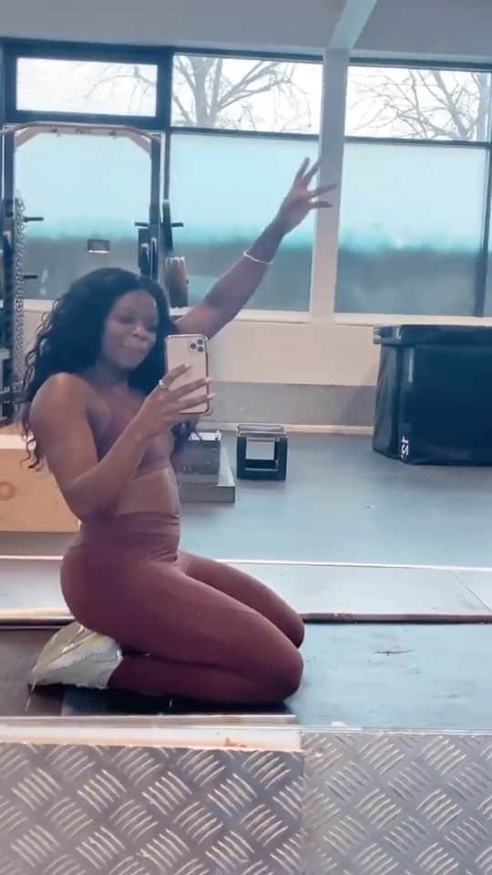 アシャ・フィリップのインスタグラム：「Dance for the weekend 💃🏾」