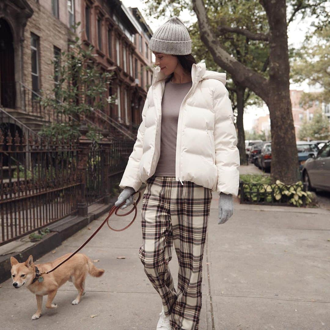 のインスタグラム：「Our windproof Seamless Down Parka is delightfully warm yet so lightweight, it makes a perfect outfit for a peppy walk with your furry friend. Stay warmer this winter with #UNIQLOWarmLayers !  #LifeWear #UNIQLO #WarmLayers #downcoat」