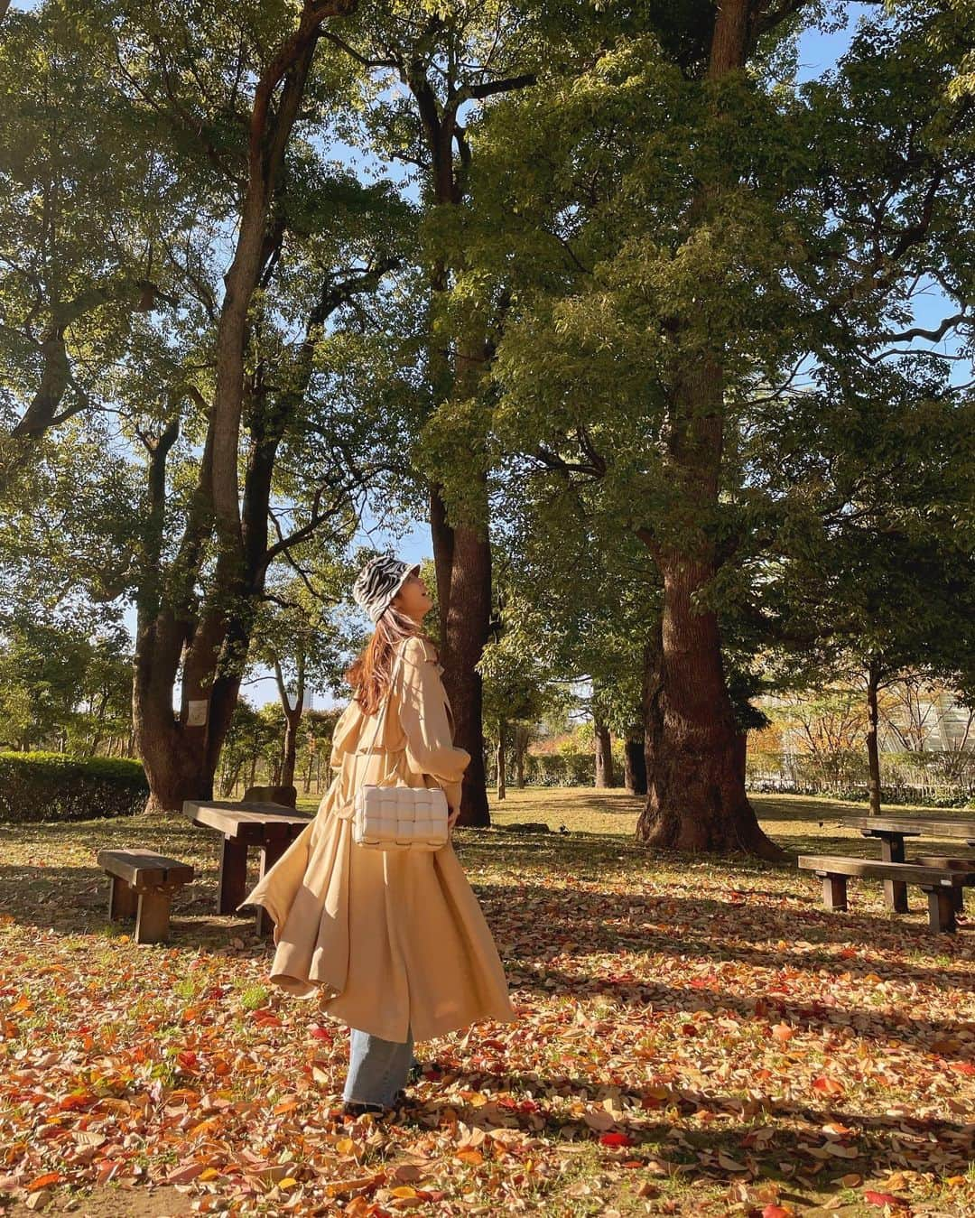 加治ひとみさんのインスタグラム写真 - (加治ひとみInstagram)「直筆サイン本、完売しました💕📚💐✨ 本当にありがとうございます😊  そして今日も素敵な秋晴れ🍁🌾  みんないつもありがとう💋  #撮影の時だけマスクを外しています  #かぢコーデ」11月21日 17時58分 - kaji_26